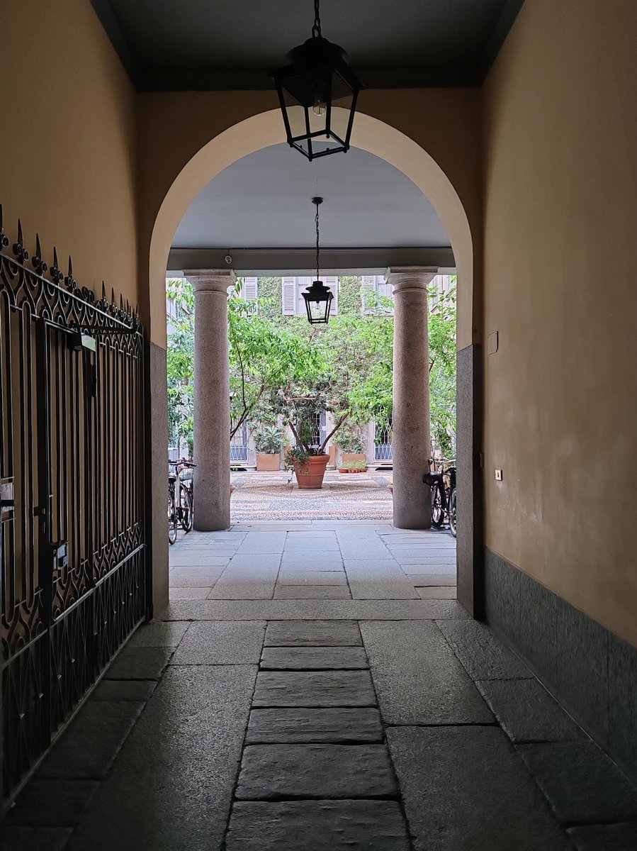 Ingresso di Secret Courtyard Milano nella corte storica di Via Lanzone